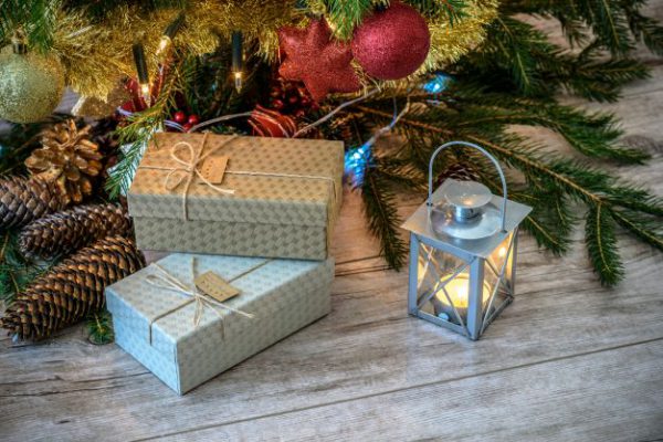 holiday-traditions-giving-gifts