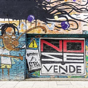 A colourful graffiti wall featuring various designs and a prominent sign stating "No Se Vende" in bold letters.